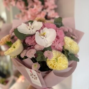 “Meilė, supinta iš žiedų“