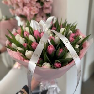Baltų ir rožinių tulpių puokštė