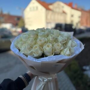 Baltų rožių puokštė