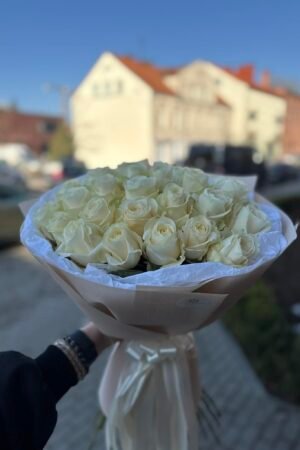 Baltų rožių puokštė