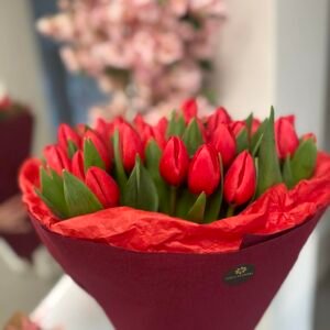 Raudonų tulpių puokštė