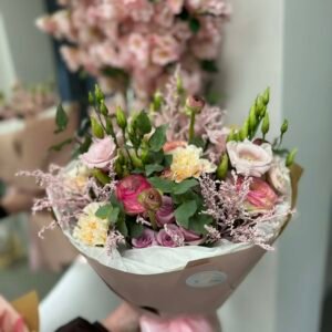 Pavasarinių pastelinių gėlių puokštė