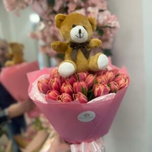 Tulpių puokštė su meškiuku