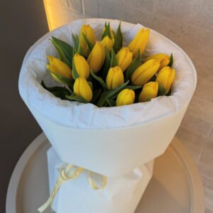 Geltonų tulpių puokštė