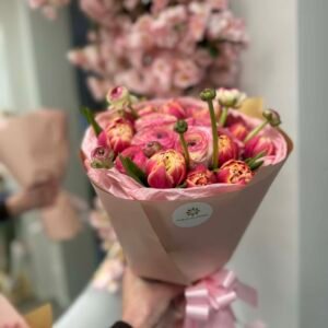 Tulpių ir vedrynų žiedų puokštė